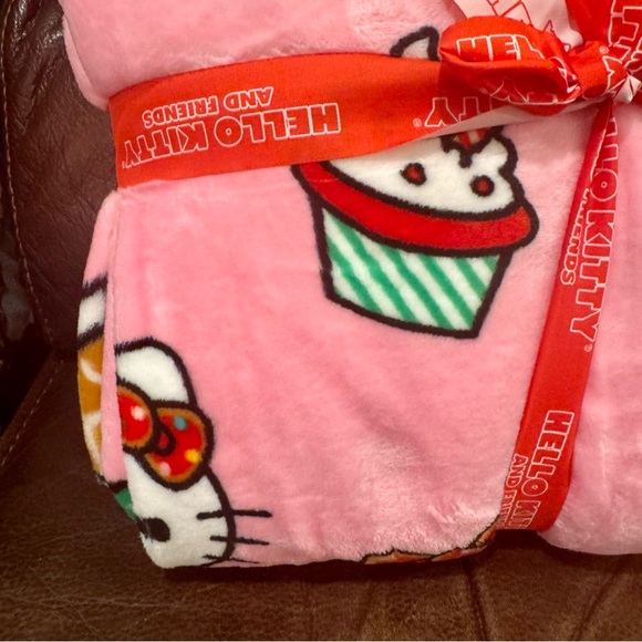 VHTf - Hello Kitty Gingerbread & Cupcakes Full/Queen Plush Christmas Blanket - Picture 4 of 9